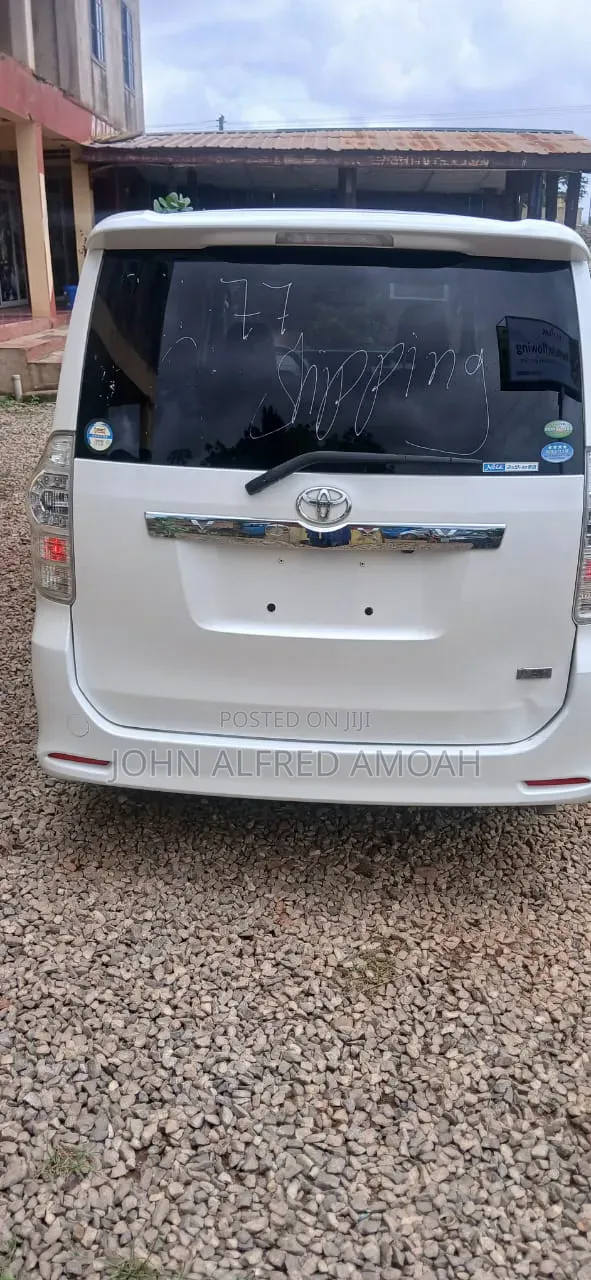 Toyota Voxy 2013 White