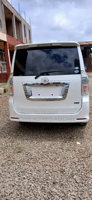 Toyota Voxy 2013 White