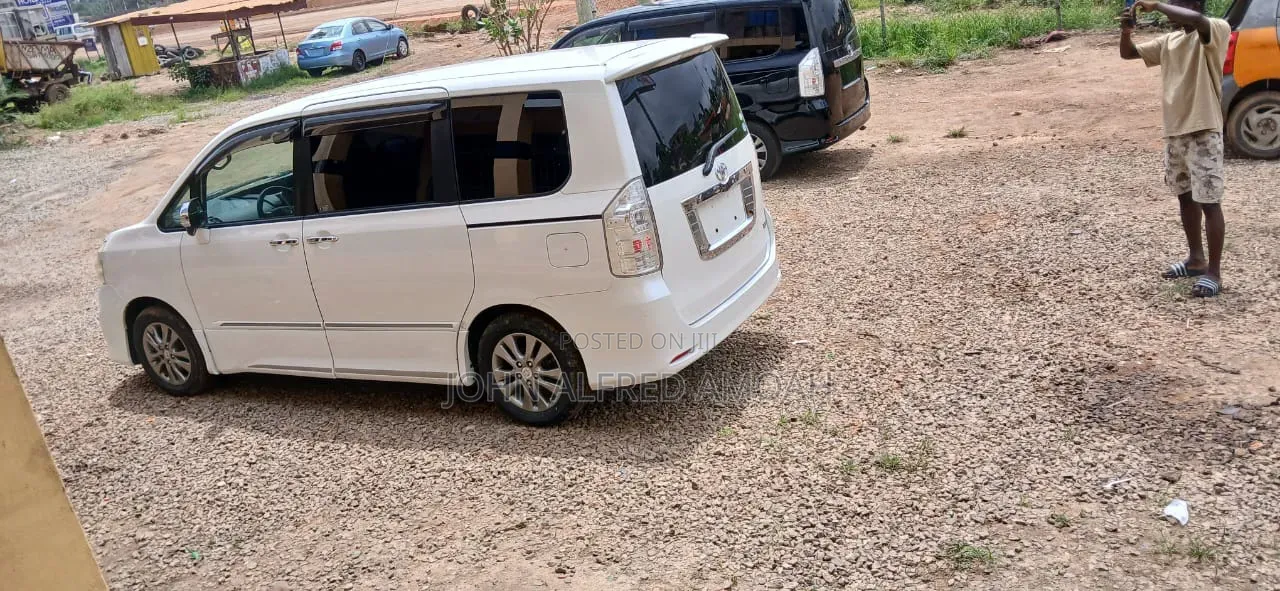 Toyota Voxy 2013 White