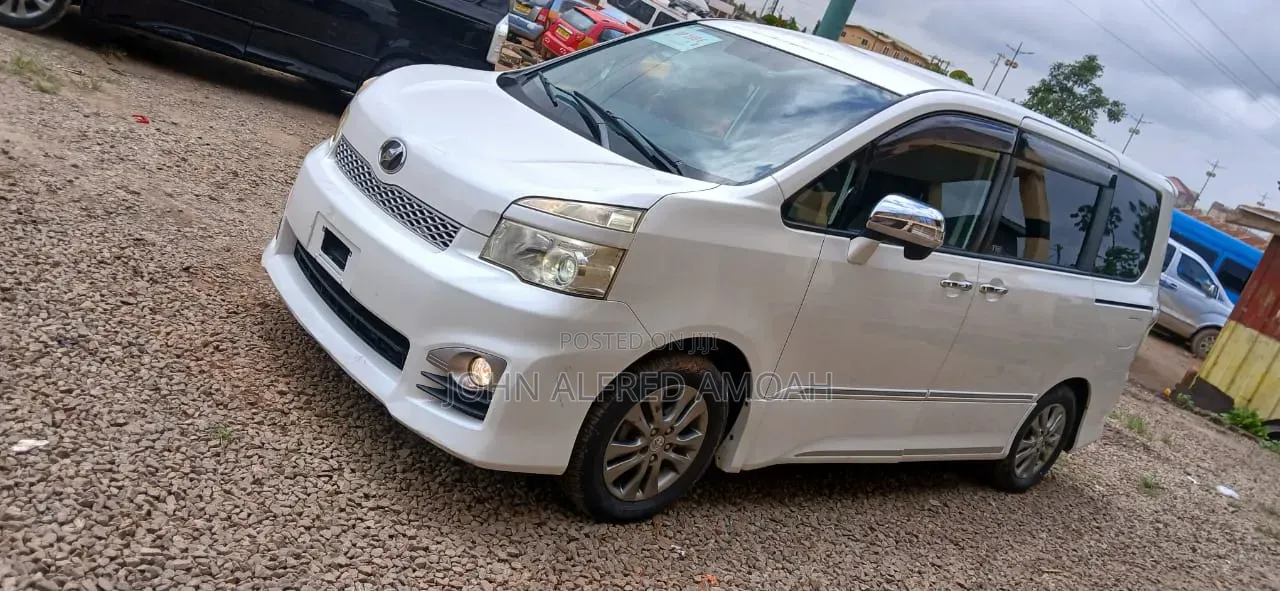 Toyota Voxy 2013 White