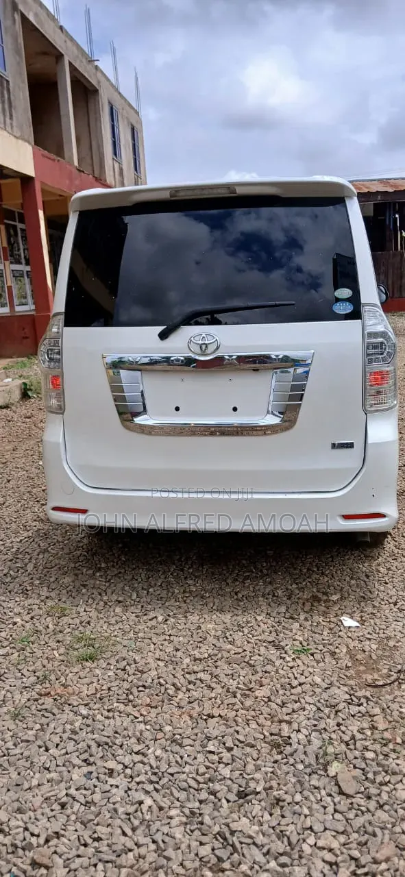 Toyota Voxy 2013 White