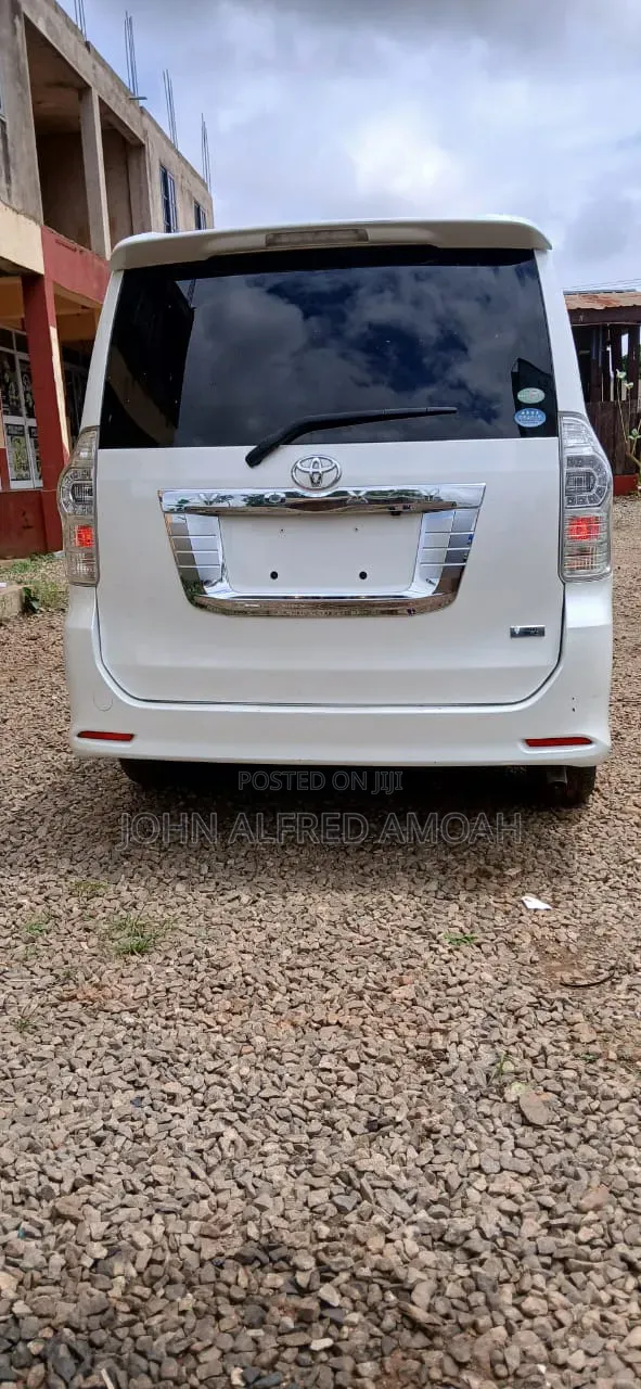 Toyota Voxy 2013 White