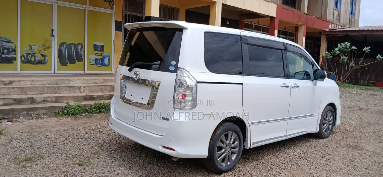 Toyota Voxy 2013 White