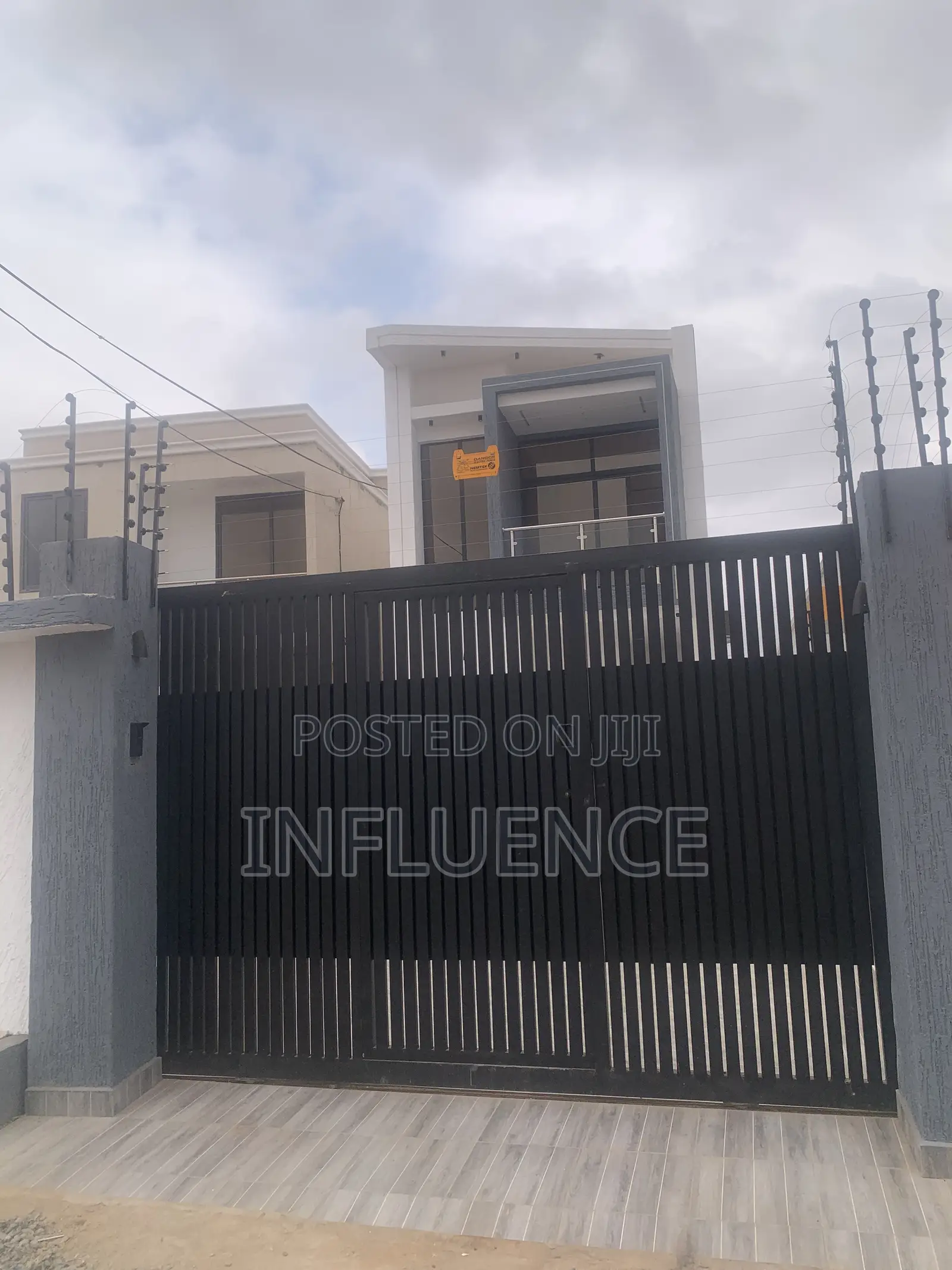 3bdrm House in Lakeside, Accra, East Legon for sale