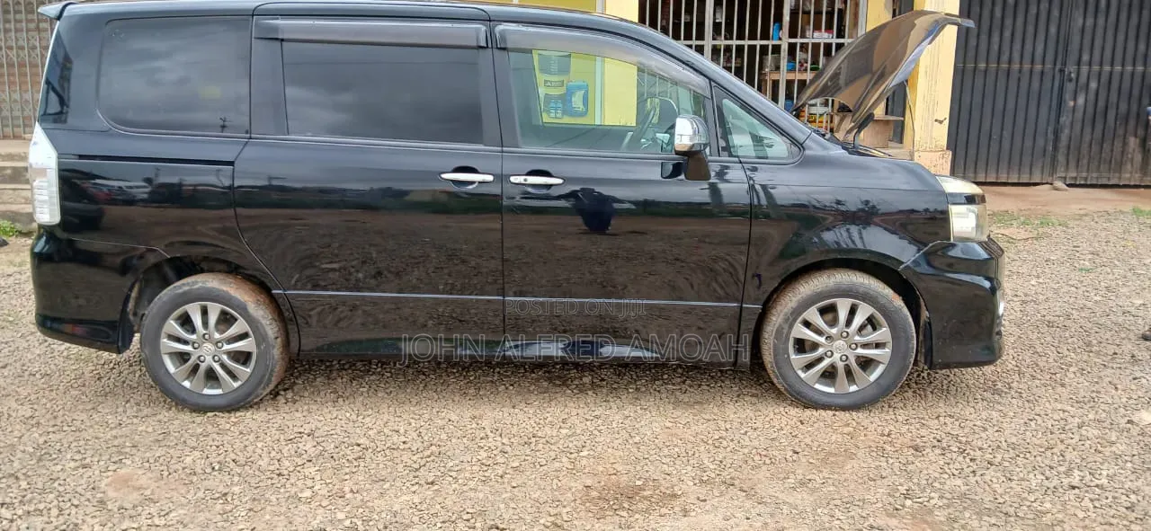 Toyota Voxy 2013 Black