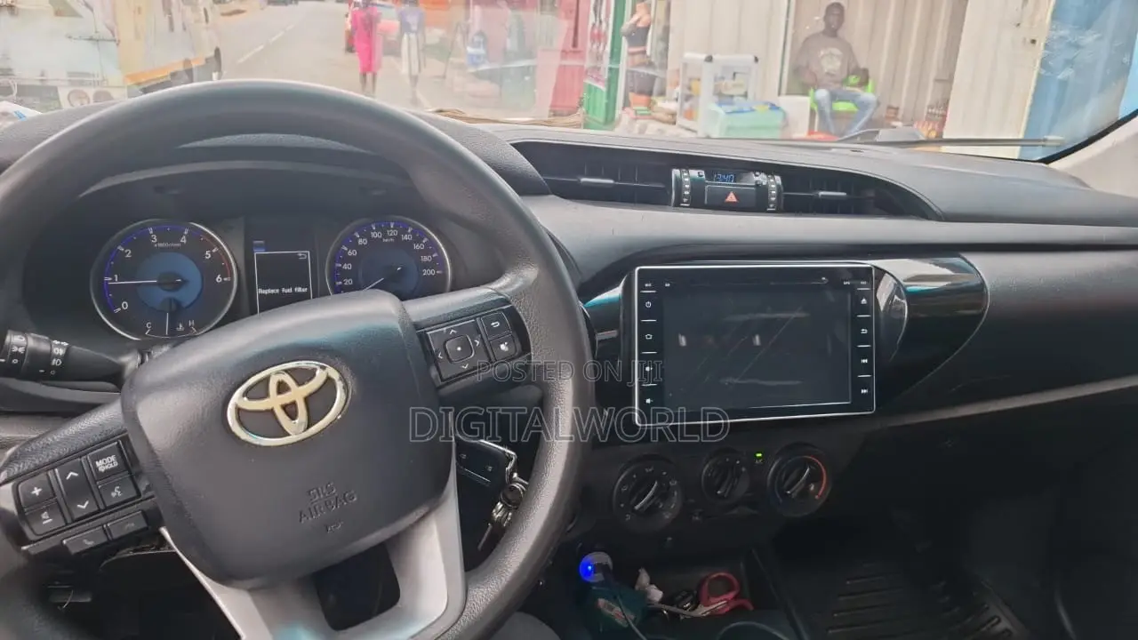 Toyota Hilux Revo Double Cab Deisel 2.4 AWD 2018 White