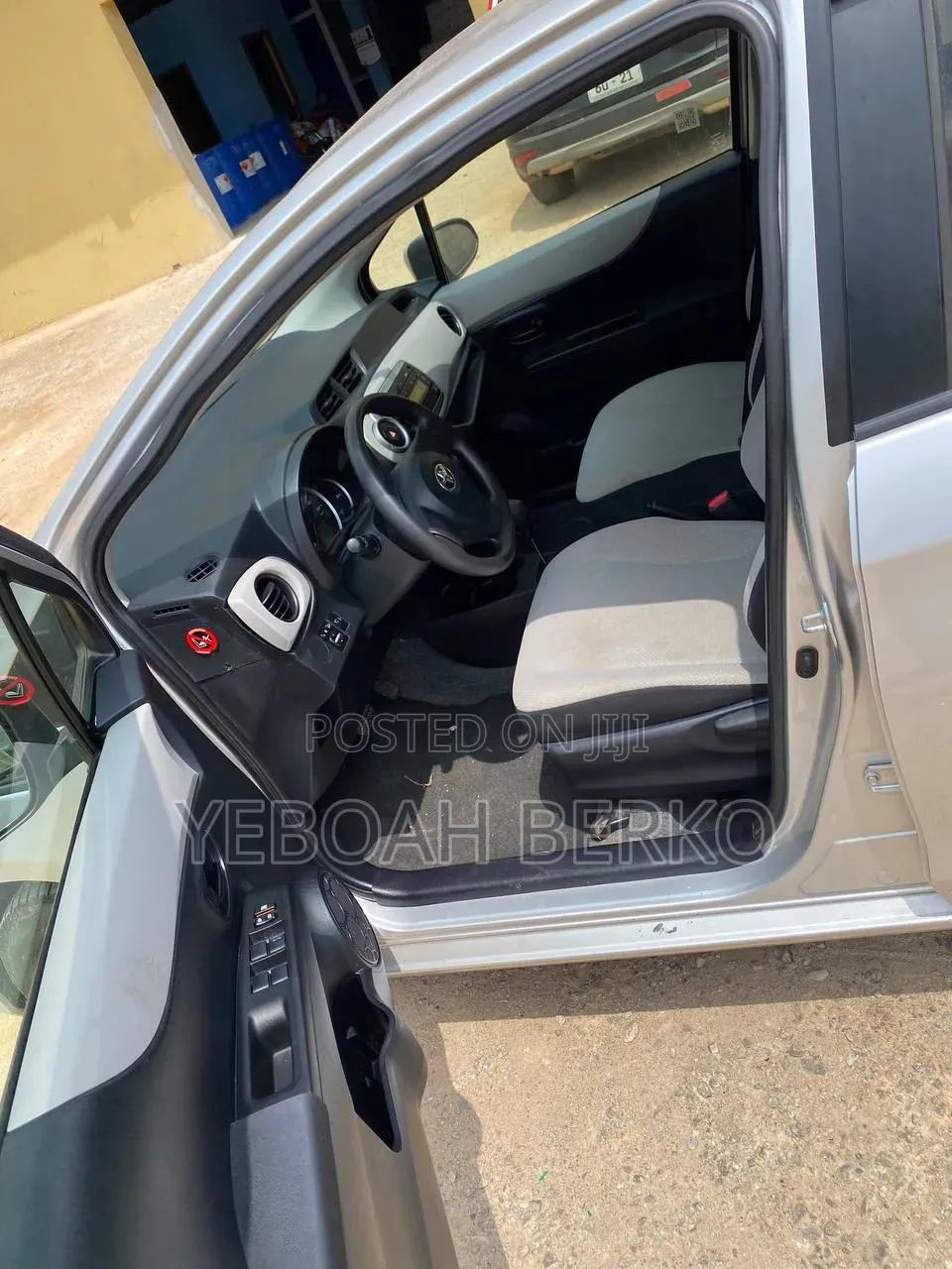 Toyota Vitz 2012 Silver