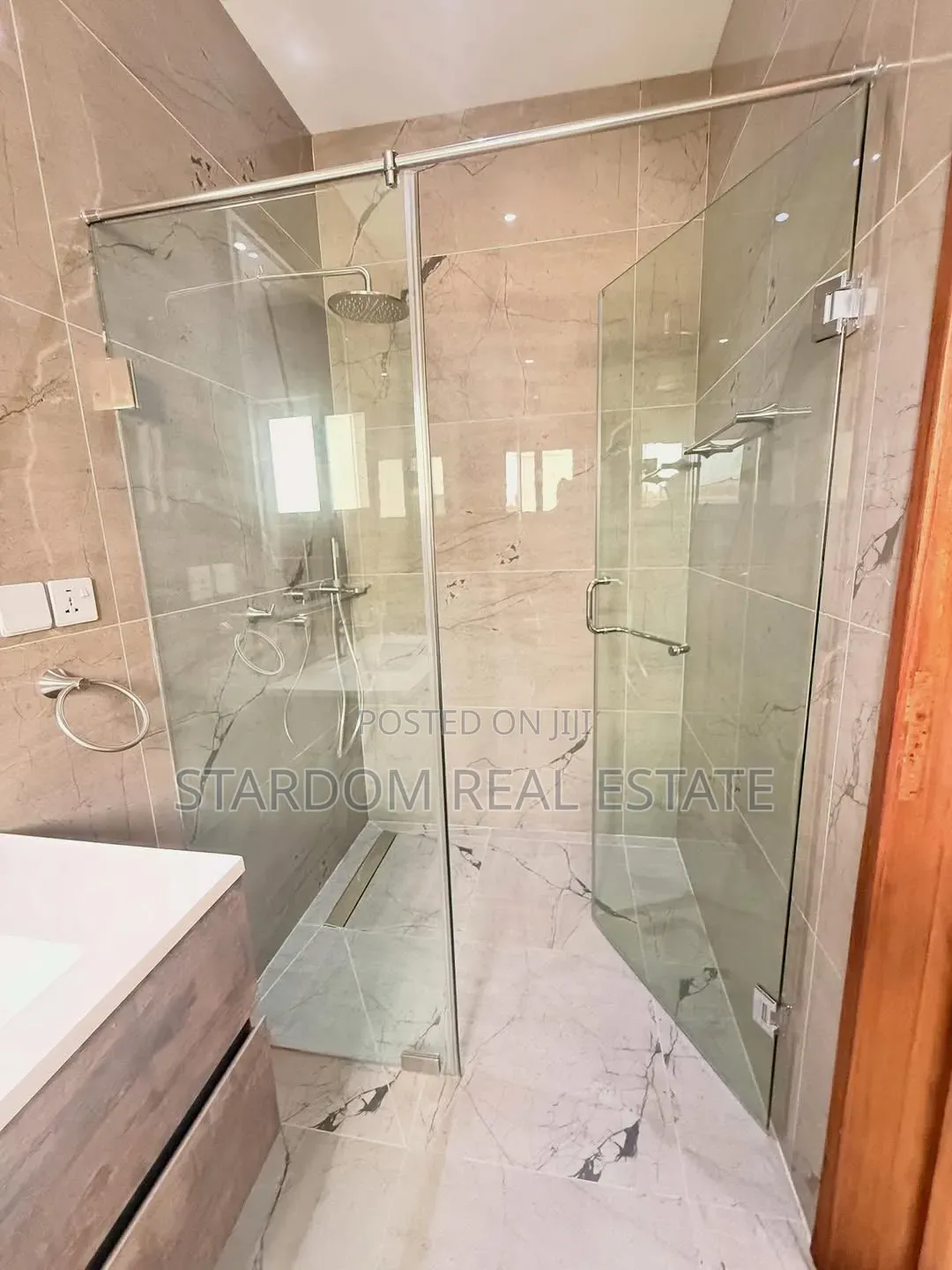 4bdrm Townhouse / Terrace in East Legon, A&C Mall Area for rent