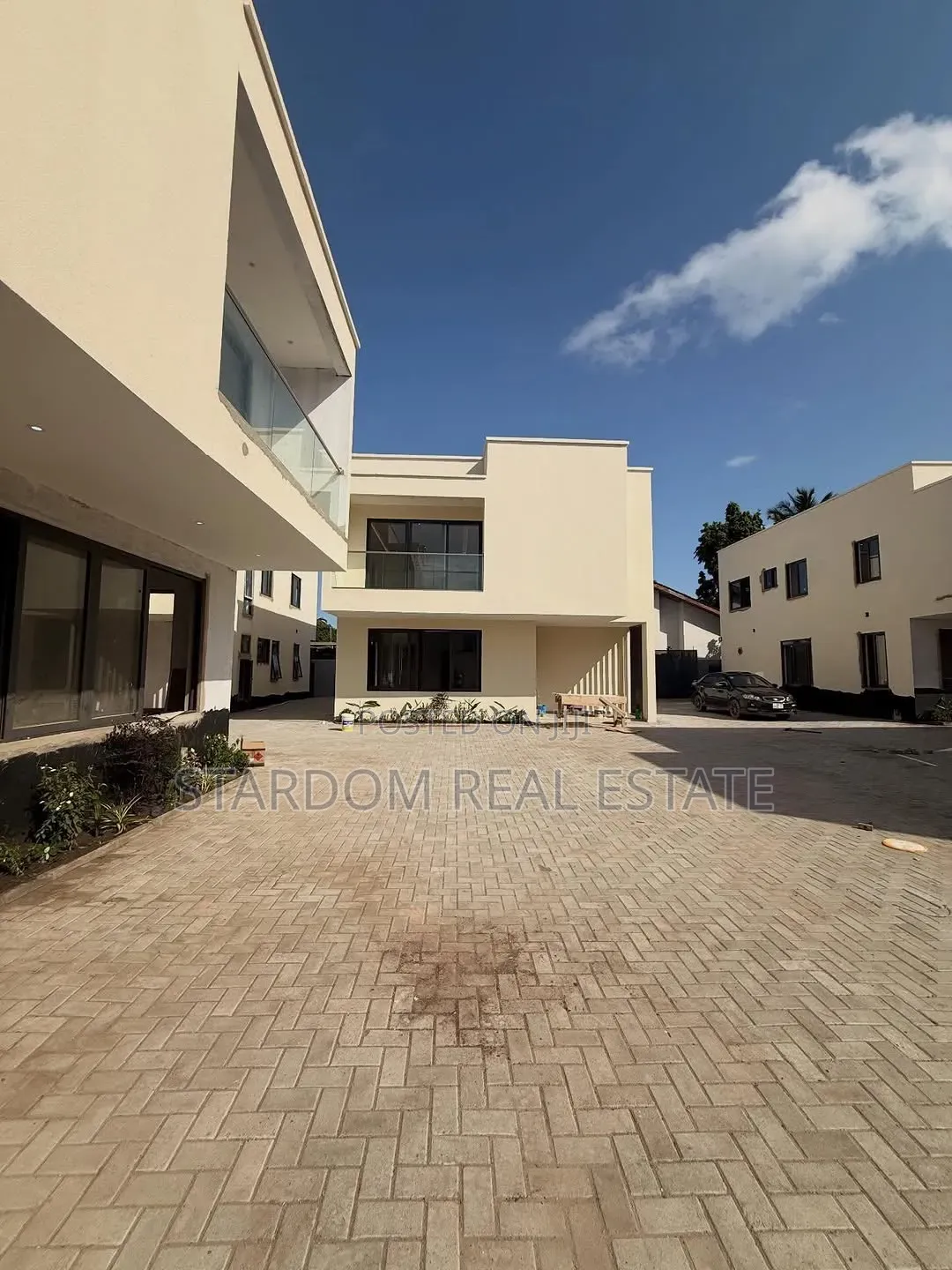 4bdrm Townhouse / Terrace in East Legon, A&C Mall Area for rent