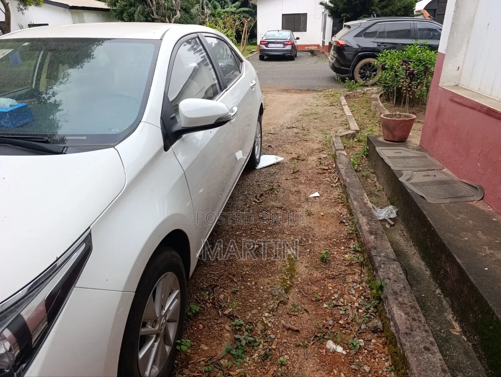 Toyota Corolla LE (1.8L 4cyl 2A) 2018 White