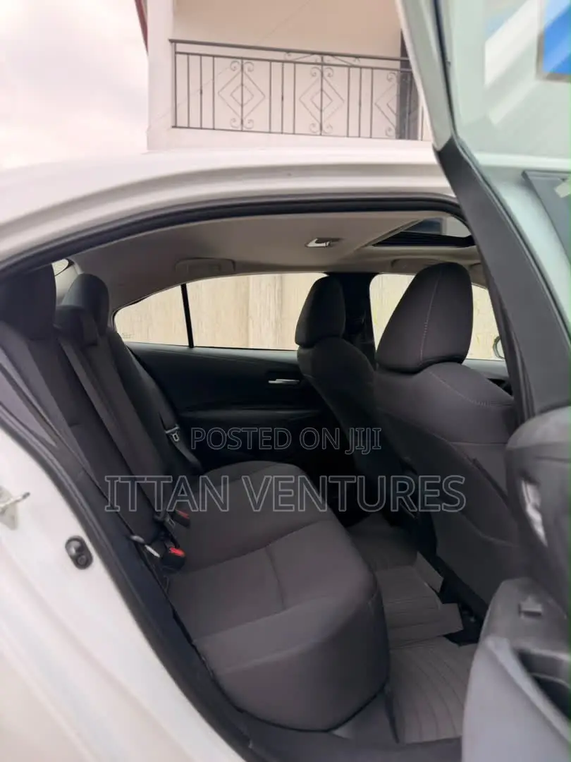 Toyota Corolla LE 2021 White