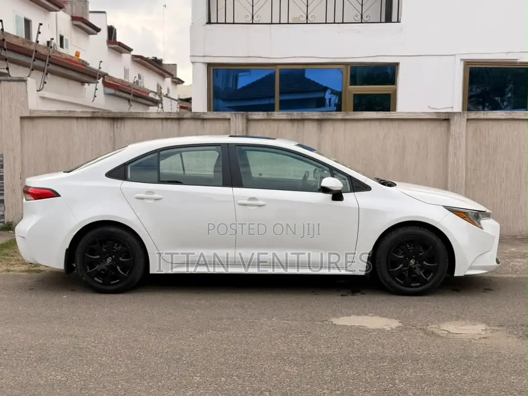 Toyota Corolla LE 2021 White