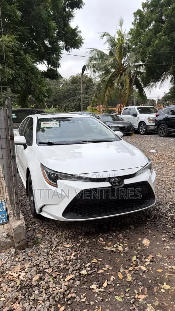 Toyota Corolla LE 2021 White