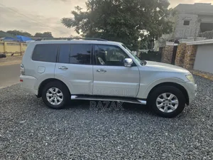 Mitsubishi Pajero 2017 Off white