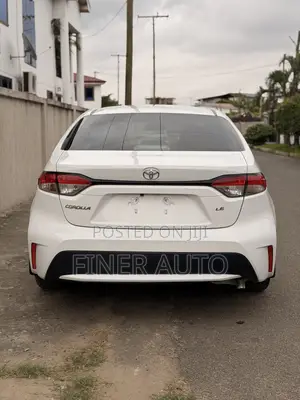 Toyota Corolla LE 2021 White
