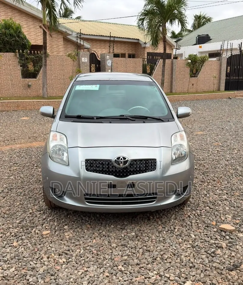 Toyota Yaris Base Hatchback 3dr 2010 Gray