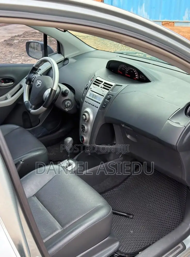 Toyota Yaris Base Hatchback 3dr 2010 Gray