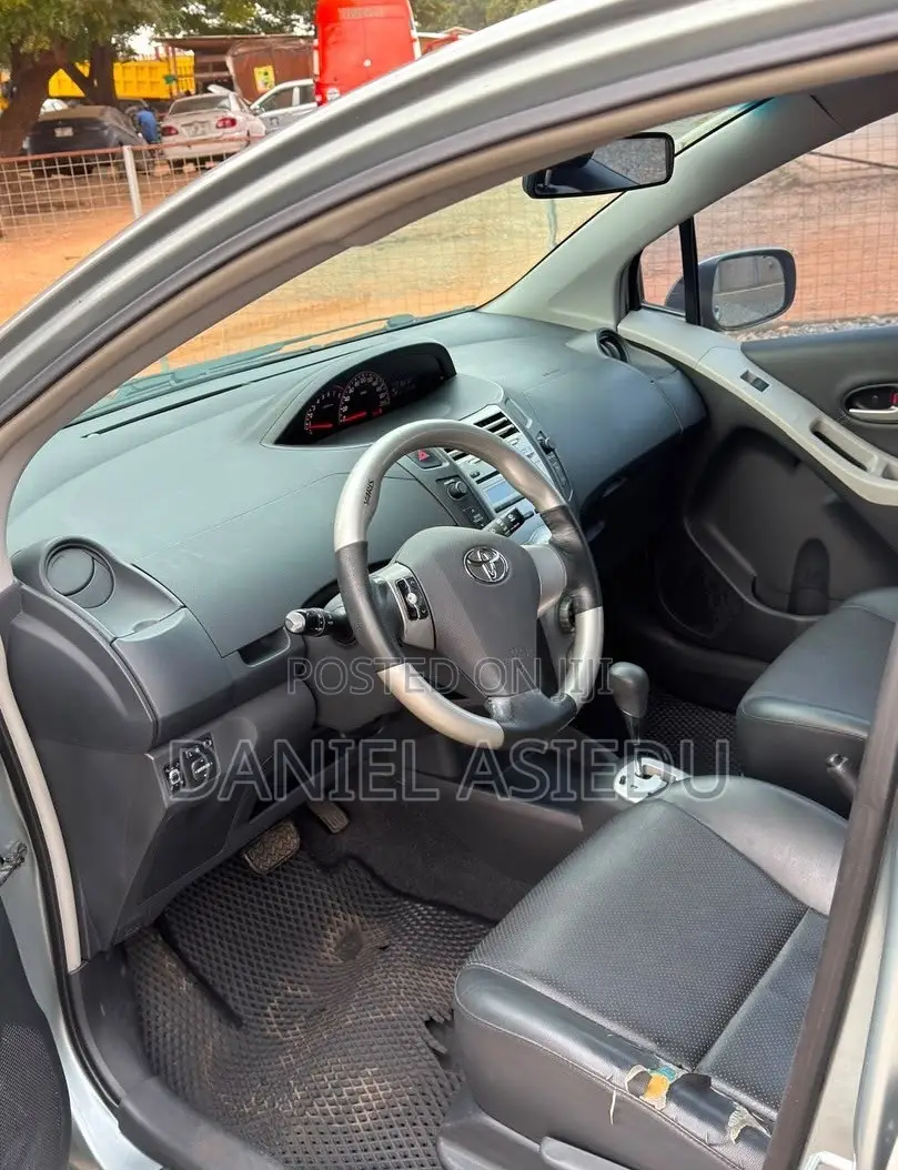Toyota Yaris Base Hatchback 3dr 2010 Gray