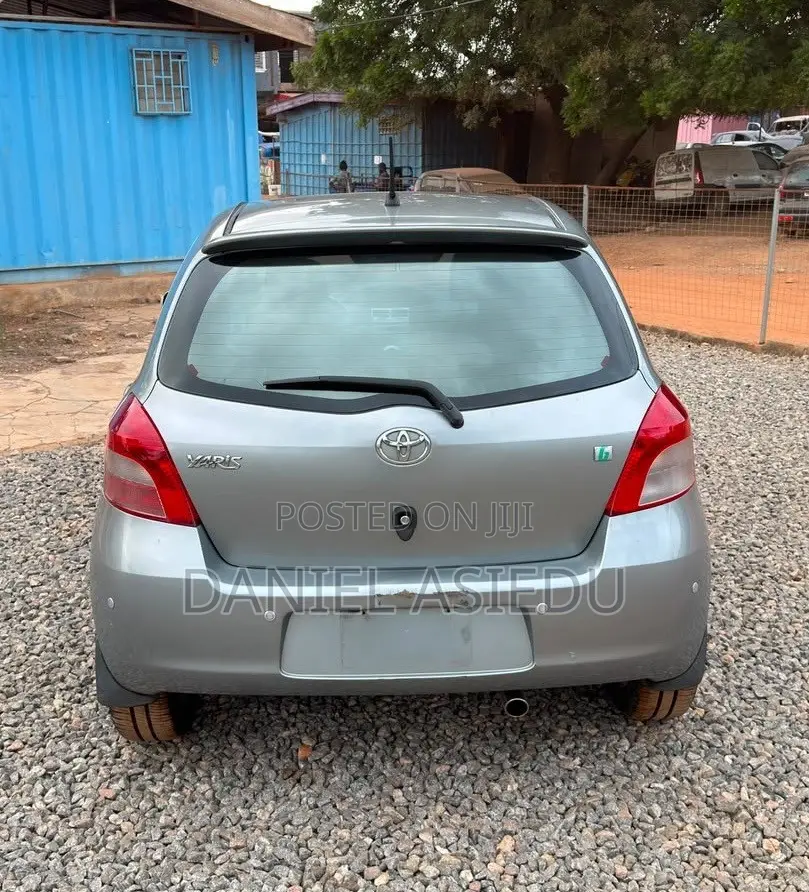 Toyota Yaris Base Hatchback 3dr 2010 Gray