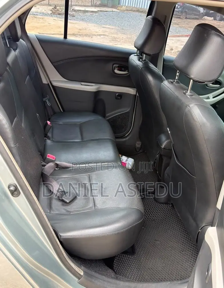 Toyota Yaris Base Hatchback 3dr 2010 Gray