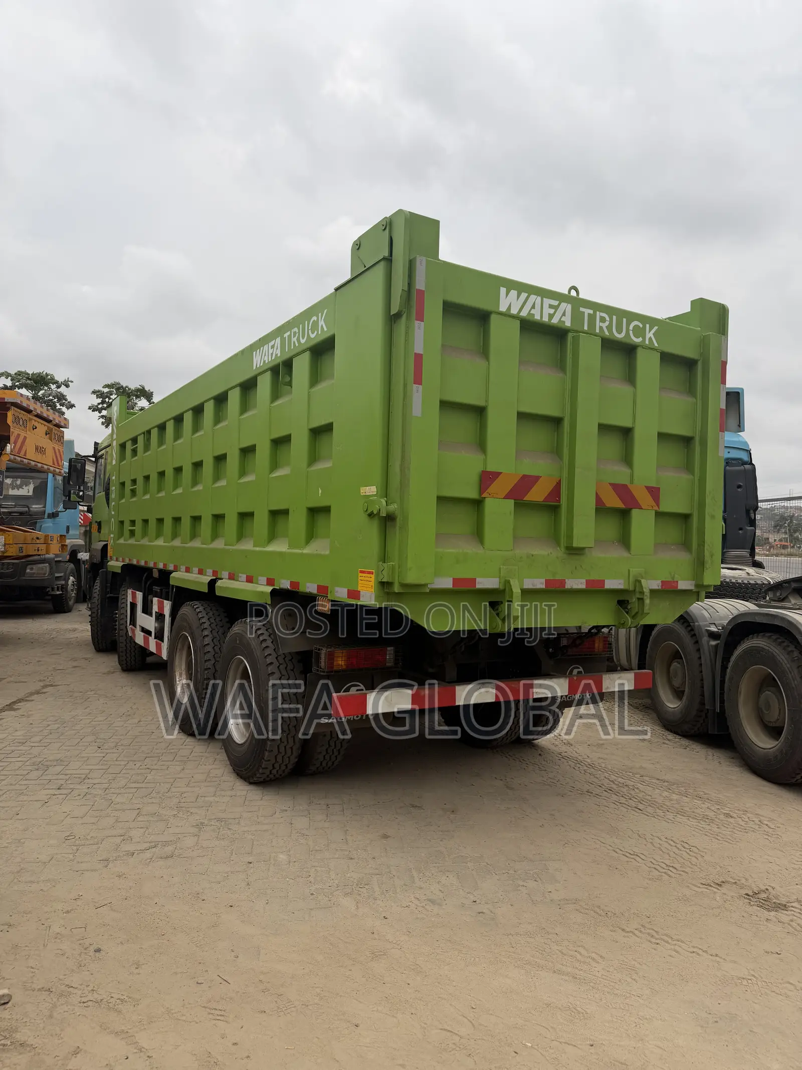 8X4 Tipper Truck