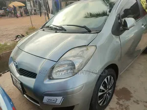 Toyota Vitz 2010 Silver