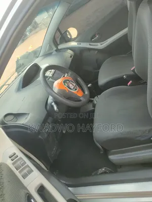 Toyota Vitz 2010 Silver