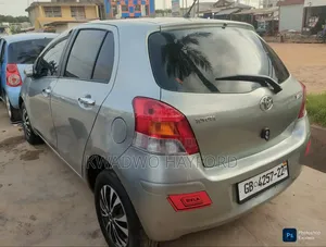 Toyota Vitz 2010 Silver