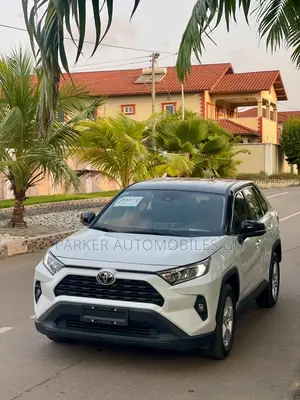 Toyota RAV4 XLE 2025 White