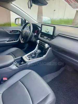 Toyota RAV4 XLE 2025 White