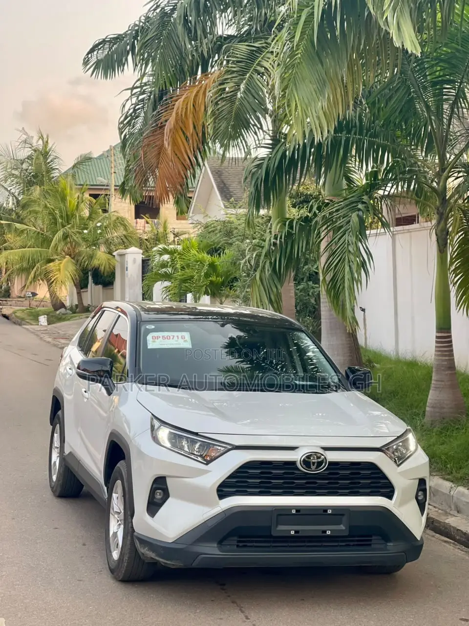 Toyota RAV4 XLE 2025 White