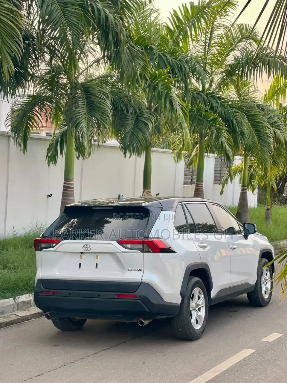 Toyota RAV4 XLE 2025 White