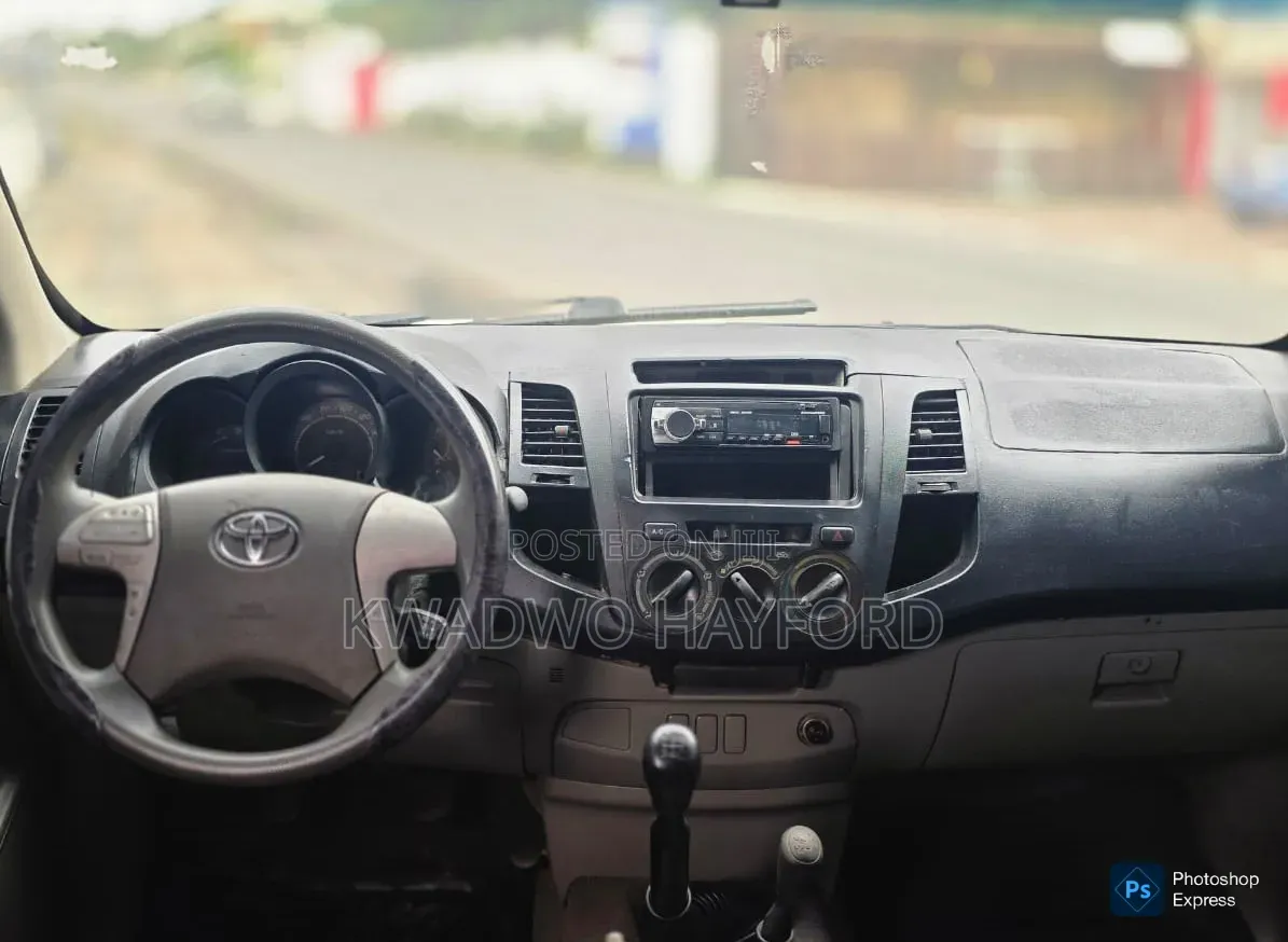 Toyota Hilux 2012 White