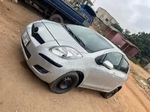 Toyota Vitz 2010 Silver