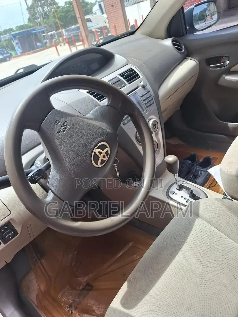 Toyota Yaris 2010 White