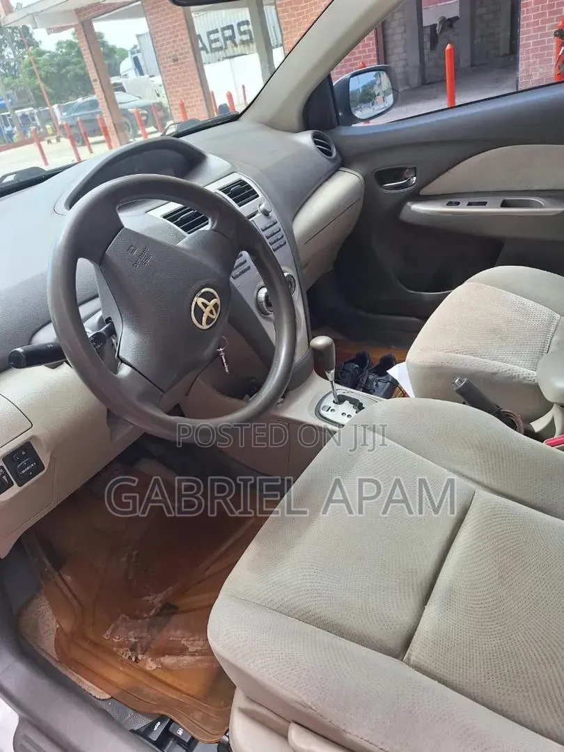 Toyota Yaris 2010 White