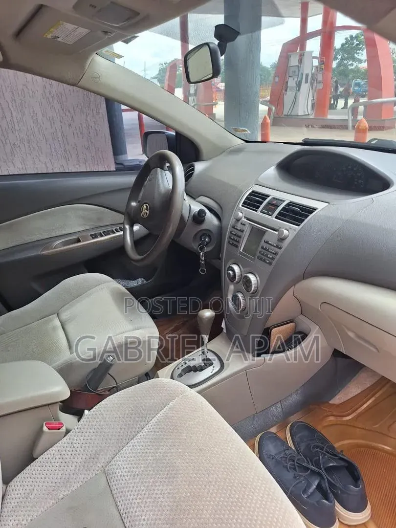 Toyota Yaris 2010 White