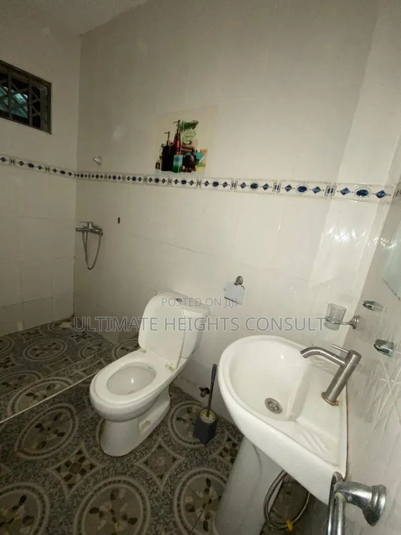 2bdrm Apartment in Lapaz, Nyanmekye for rent
