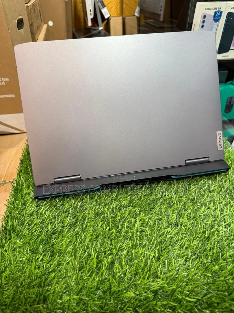 Laptop Lenovo LOQ 15IRH8 24GB Intel Core i7 SSD 1T