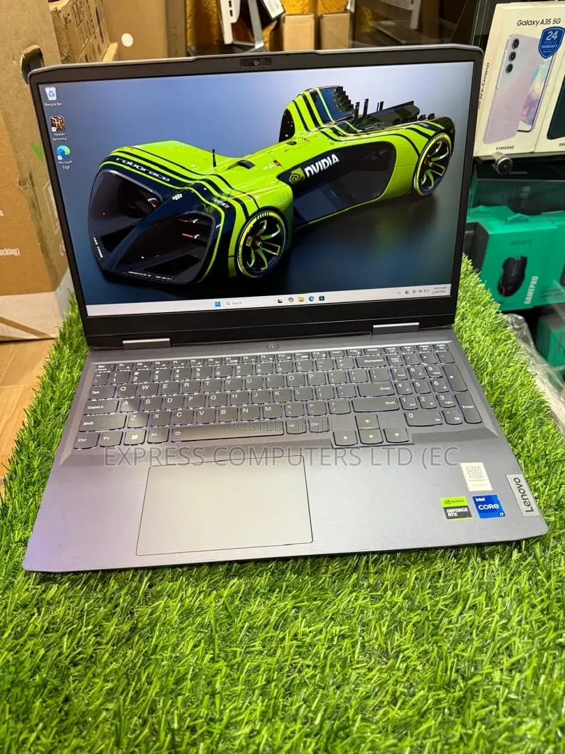 Laptop Lenovo LOQ 15IRH8 24GB Intel Core i7 SSD 1T