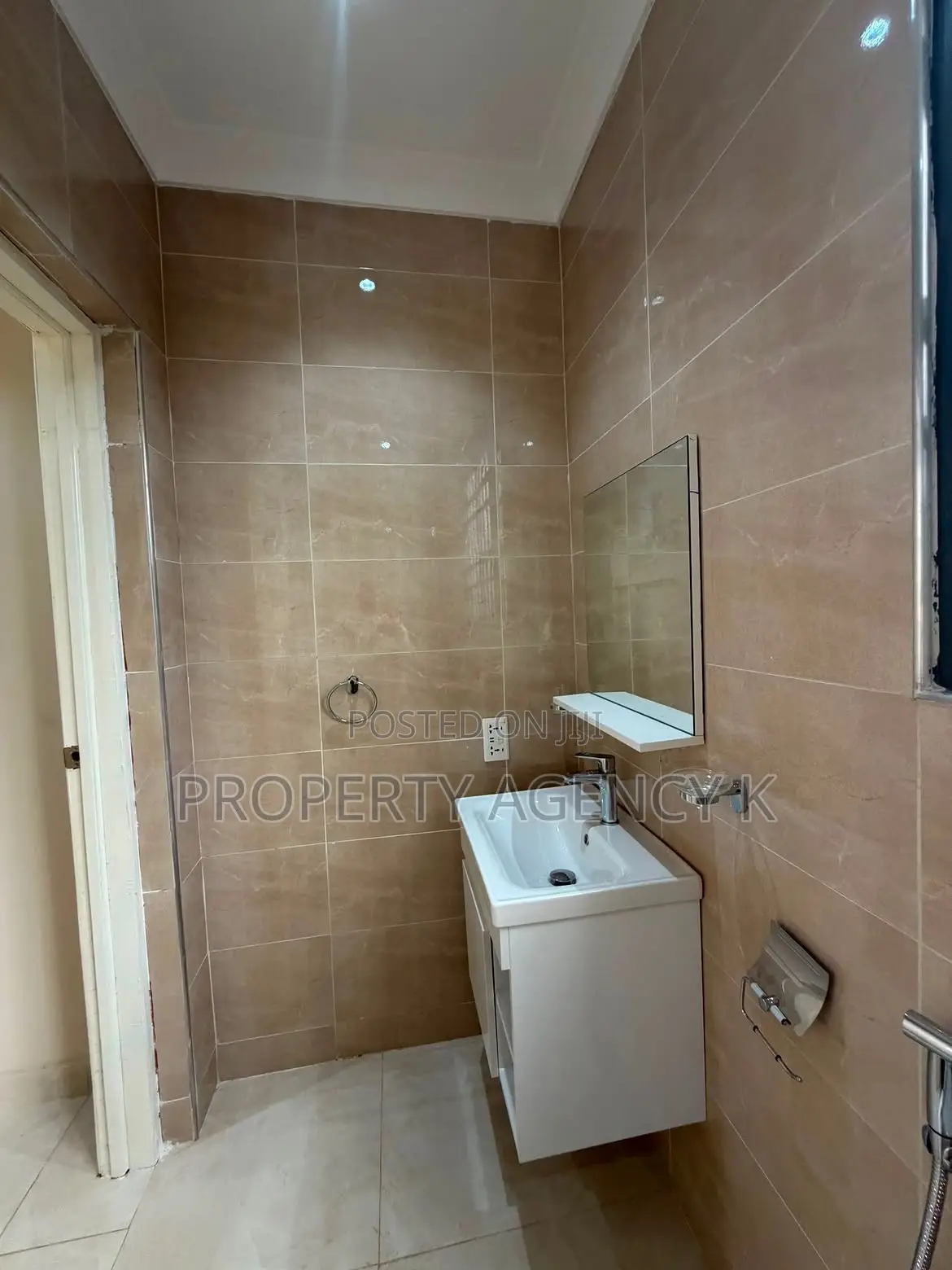 5bdrm House in Tanqos Prps, Adenta for rent