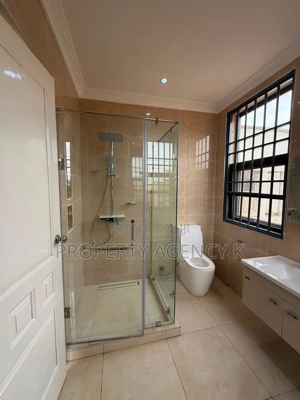 5bdrm House in Tanqos Prps, Adenta for rent
