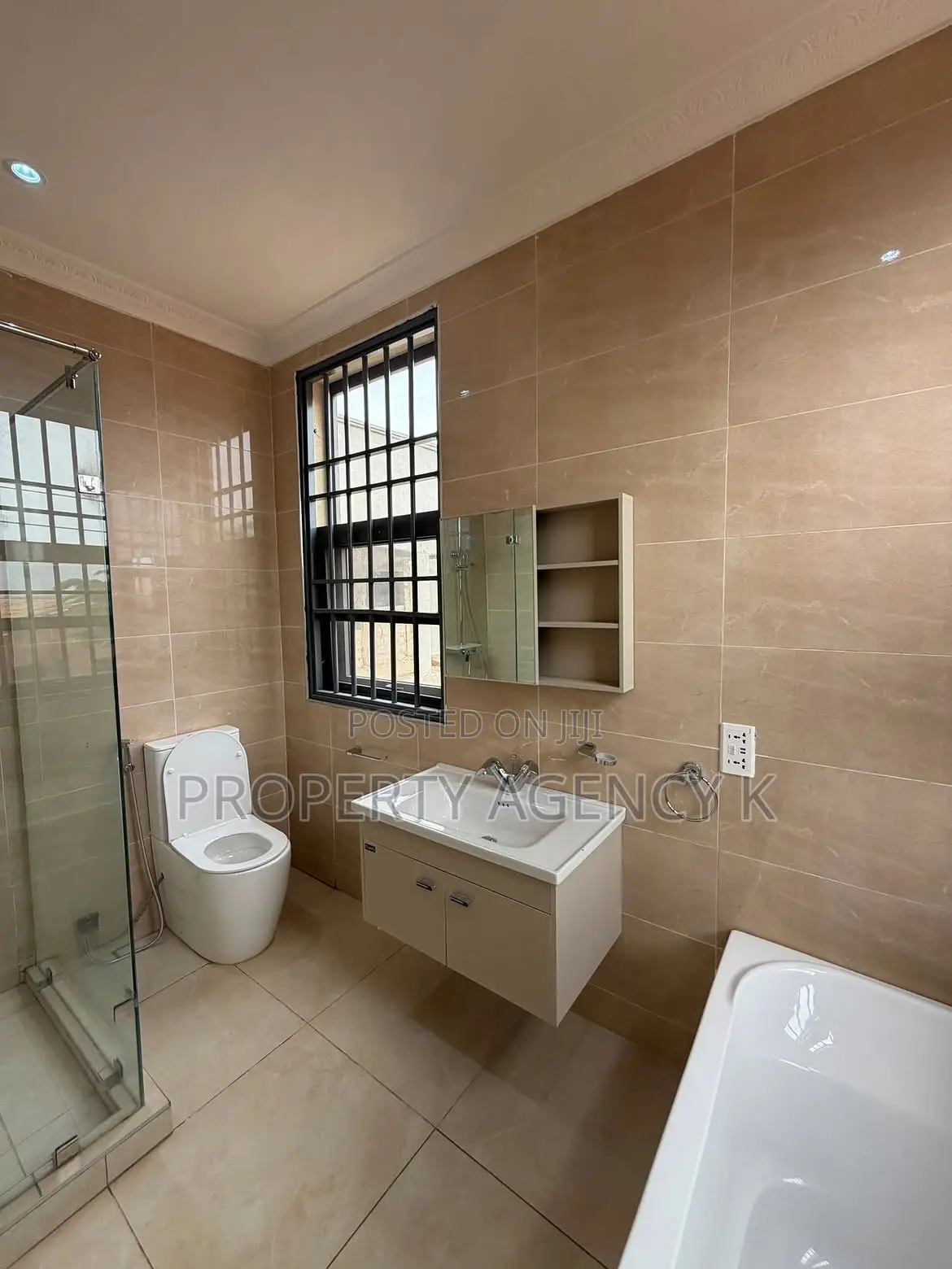 5bdrm House in Tanqos Prps, Adenta for rent