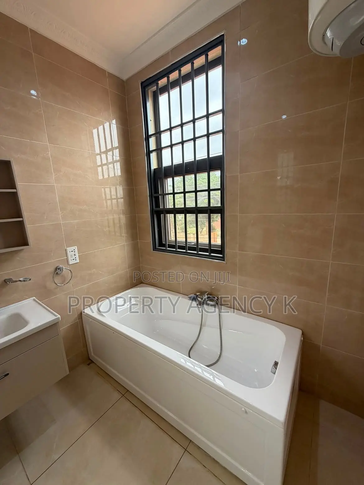 5bdrm House in Tanqos Prps, Adenta for rent
