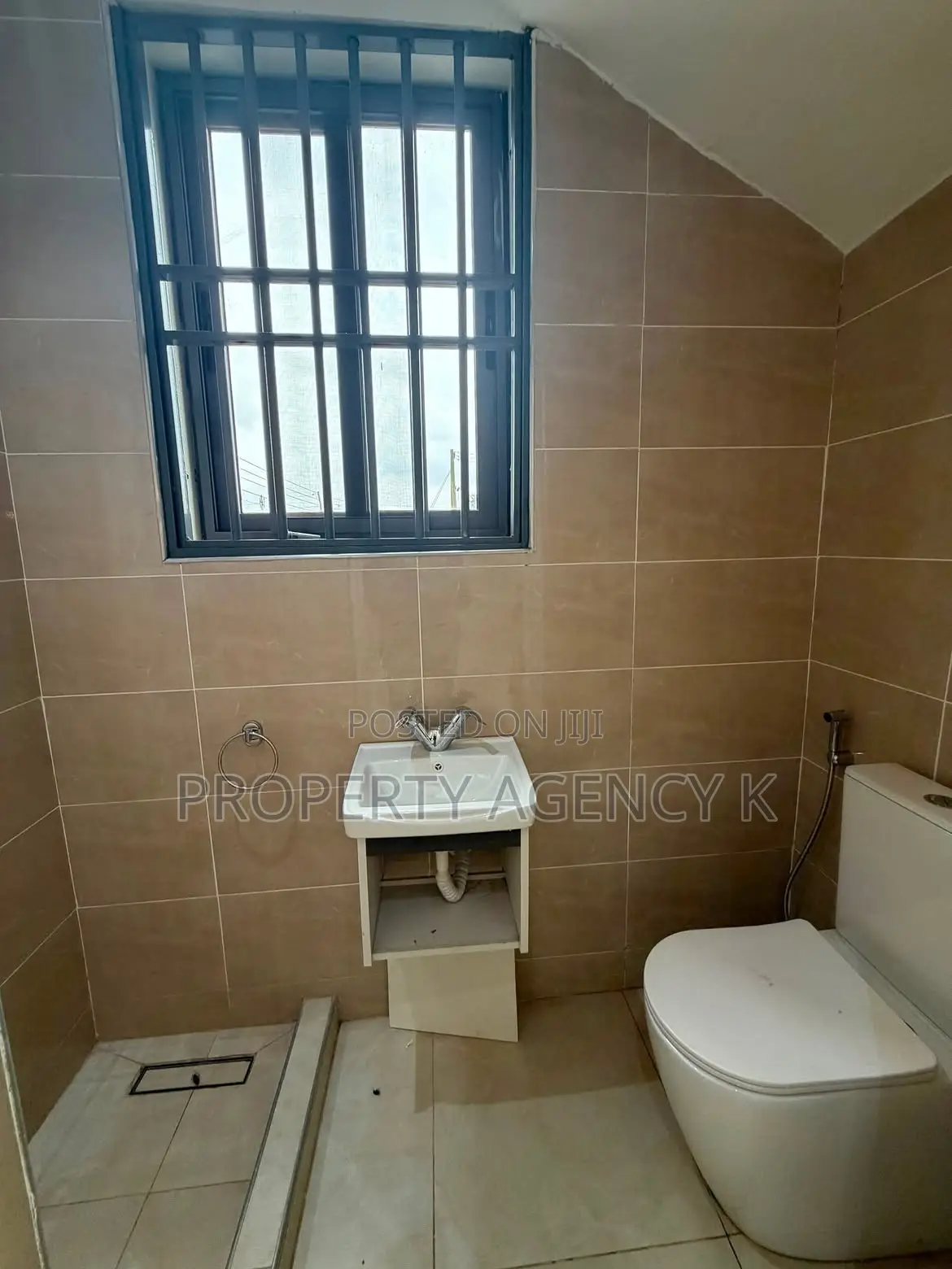 5bdrm House in Tanqos Prps, Adenta for rent