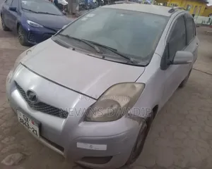 Toyota Vitz 2010 Silver