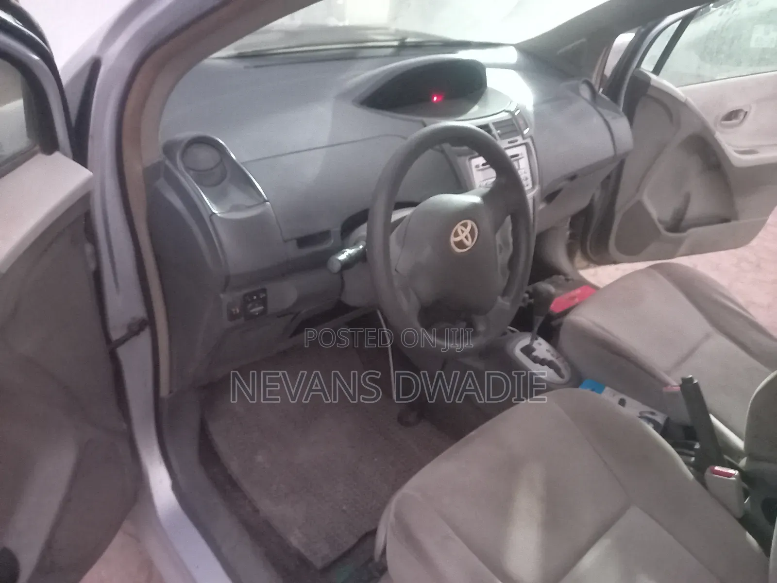 Toyota Vitz 2010 Silver