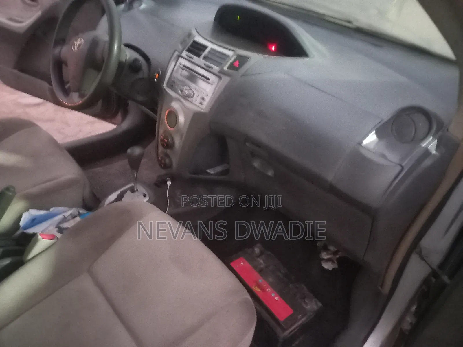 Toyota Vitz 2010 Silver