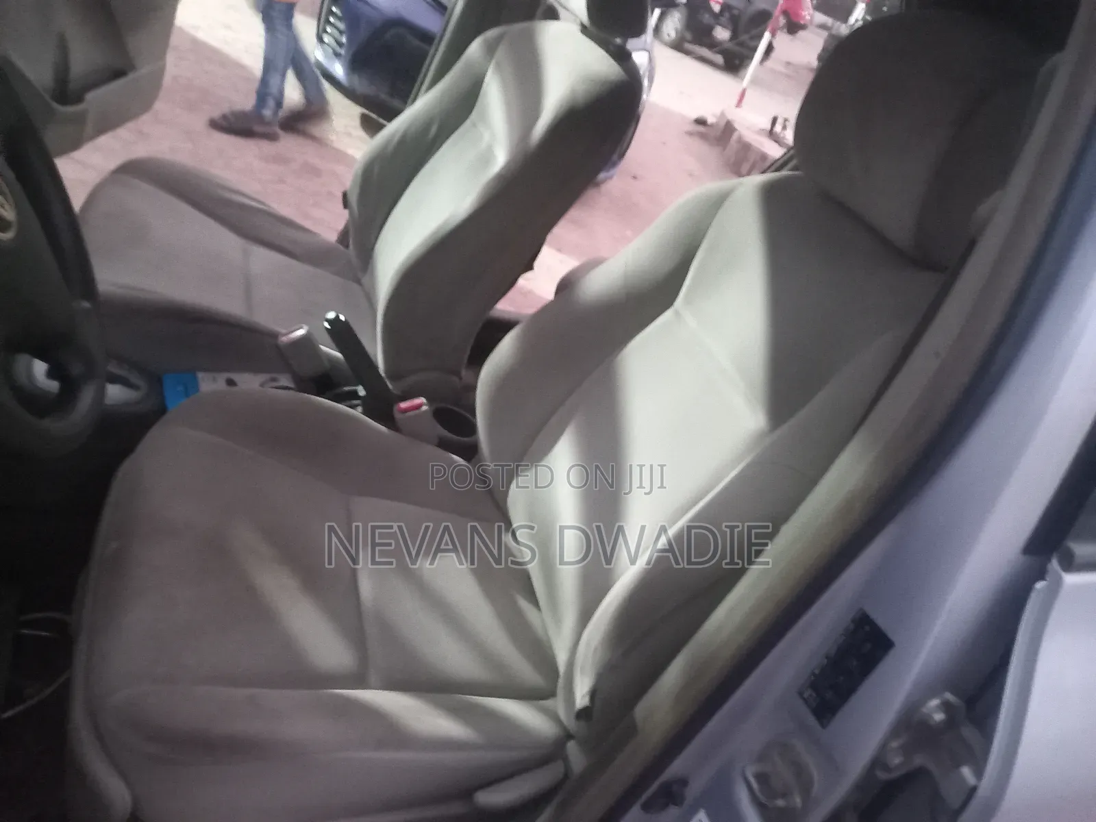 Toyota Vitz 2010 Silver