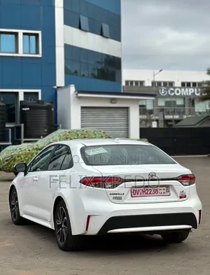 Toyota Corolla LE 2022 White